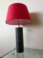 Exklusive Design-Tischlampe mit massivem Natursteinfuss
