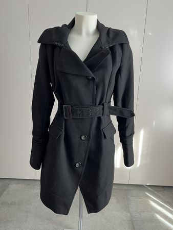 Stylish Black Trench Coat - Perfect for Autumn Weather
