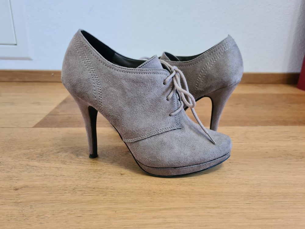 High Heels zum Binden (Gebraucht) in Root D4 für CHF 19 – mit