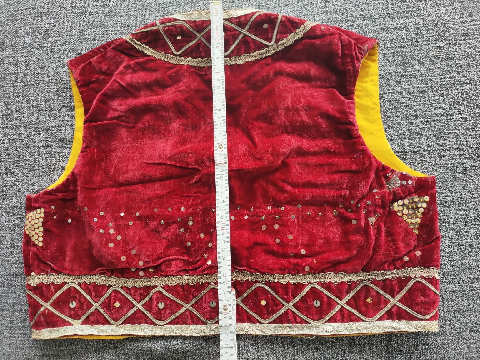 Costumi: Vintage Samtweste, Grösse M, rot/gold - – Usato da Gipf-Oberfrick venduto da minini 3