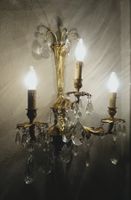 Antike Wandleuchte aus Messing mit Kristallglasbehang