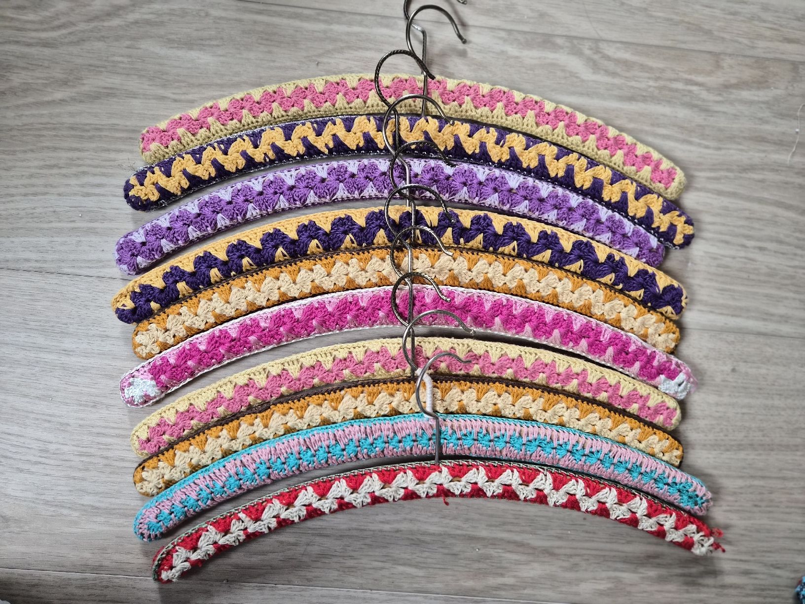 Appendiabiti: Lot de 10 cintres crochetés vintage - Déco – Usato da La Joux FR venduto da car_ck96