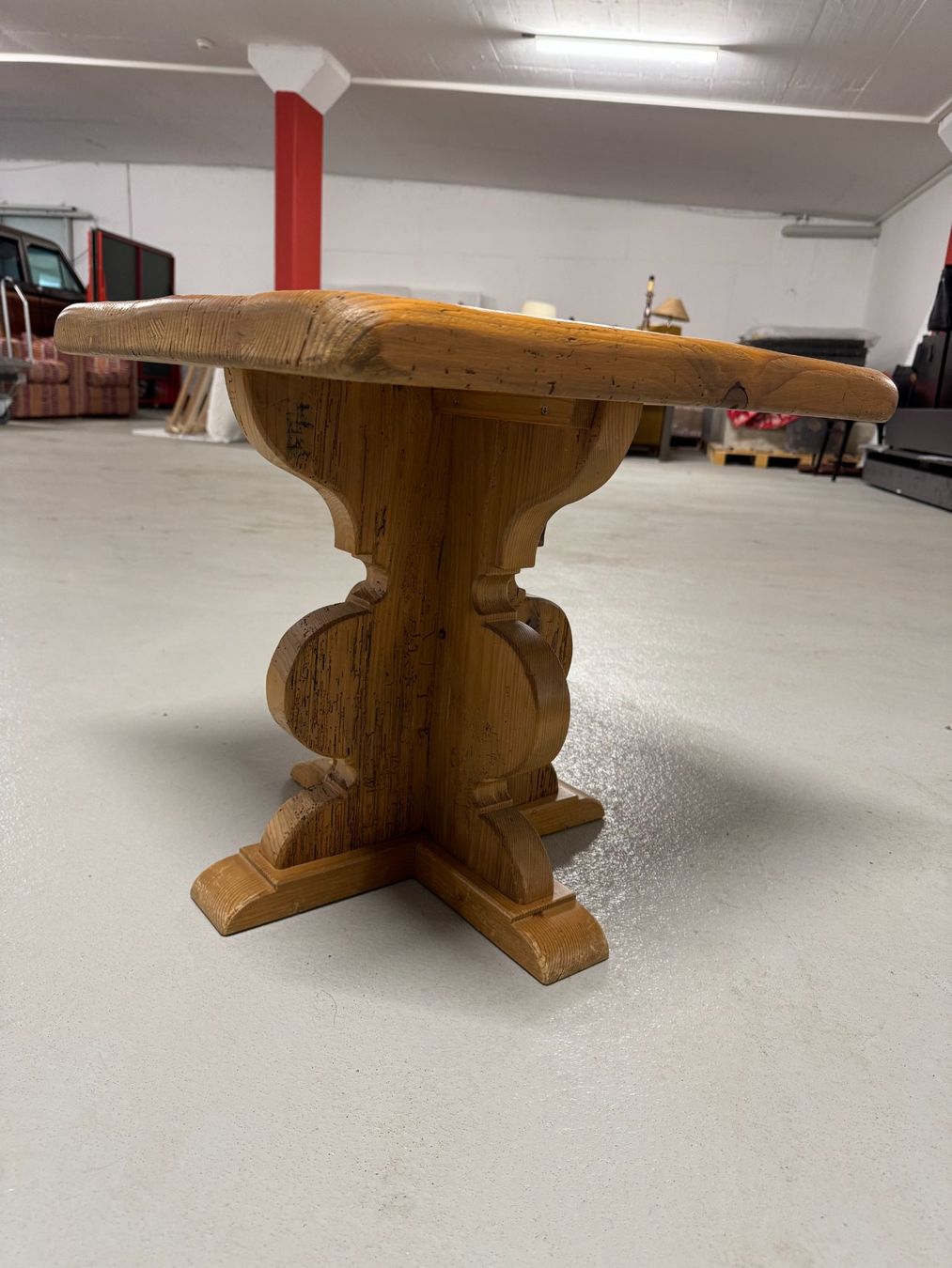 Tische: Antique Centre Table – Gebraucht aus Gsteig b. Gstaad von Auctionly 4