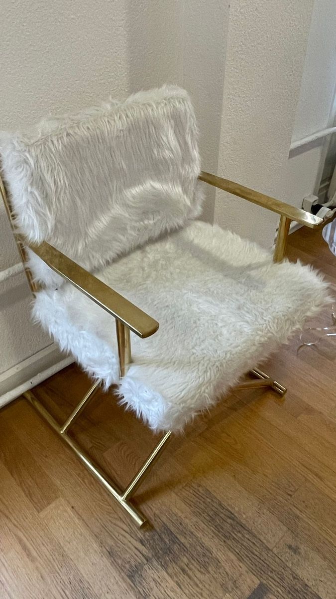 Poltrone: Goldener Stuhl mit weissem Kunstfell – Usato da Effretikon venduto da MaisonNade 2