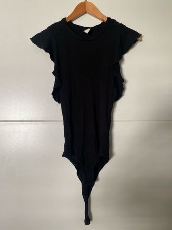 Body schwarz Grösse L mit Rüschen 