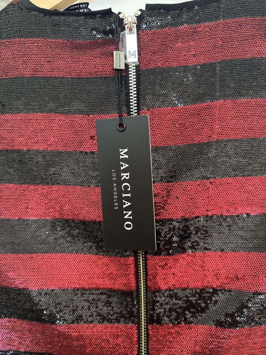 Kleider: Robe à sequins rouge et noire Marciano – Neu und originalverpackt aus Les Acacias von Janar 1