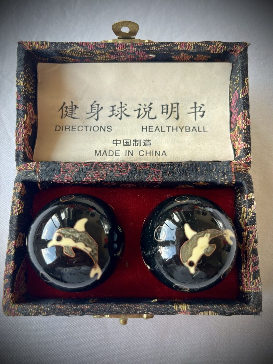 Appareils médicaux: Chinesische Klangkugeln / Baoding-Kugeln mit Delfin-Motiv – D'occasion à Zürich par Hypera