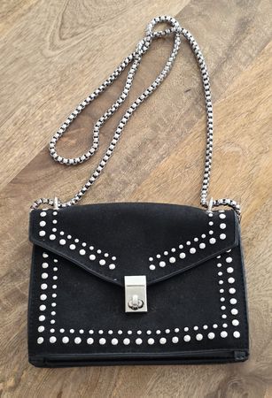 Schwarze Handtasche mit Nieten und Kette 