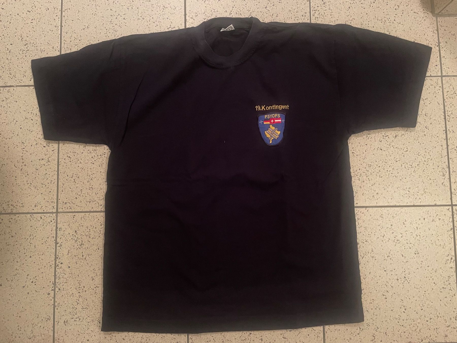 Uniformi: Armee Shirt " 19. Kontingent " – Usato da Wila venduto da Lokelo