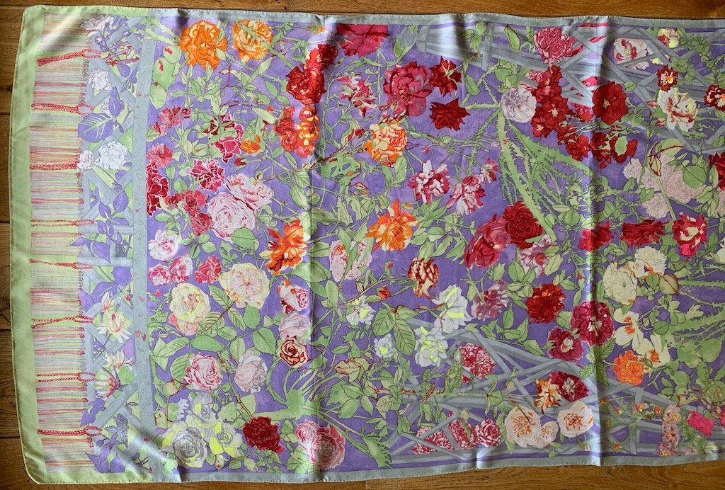 Fabric Frontline Foulard & Sciarpe: Écharpe FABRIC FRONTLINE avec roses colorées – Usato da Zürich venduto da Libraco 1