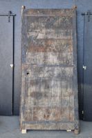Alte Holztür mit Metallverstrebung