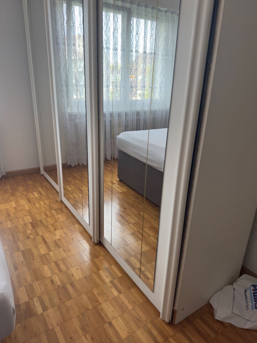 Schränke: Kleiderschrank mit Spiegel – Gebraucht aus Möhlin von H_4 2
