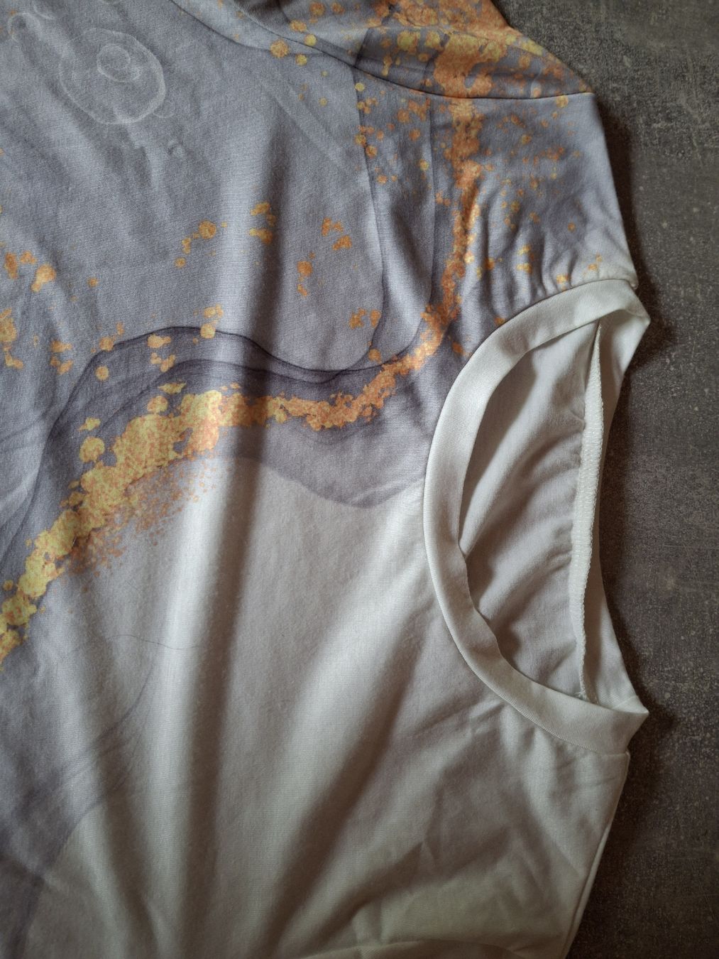 T-Shirts: T-shirt taille M imprimé abstrait – Gebraucht aus Villiers von san_jn5w 2
