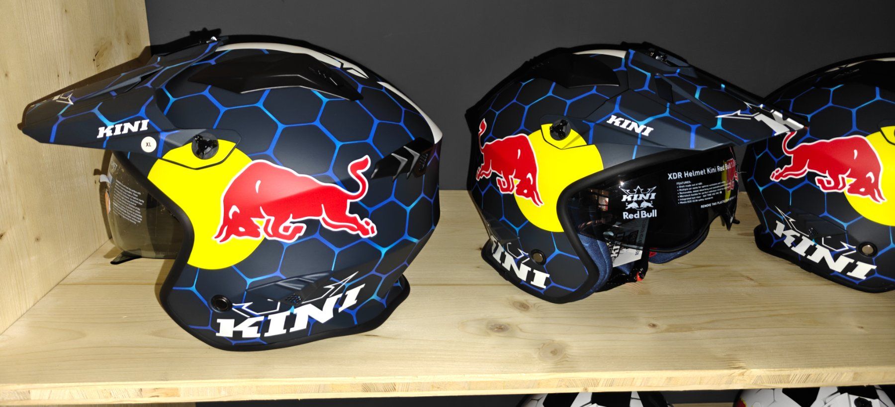 Red Bull Caschi & visiere: Originale Red Bull Helme XL – Nuovo e nell'imballaggio originale da Trimmis venduto da 0004 7
