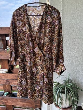 Motel Kleid, Grösse S, Wickelkleid mit Blumenmuster !