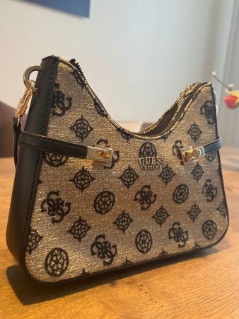 GUESS Handtasche - stylisch & gepflegt
