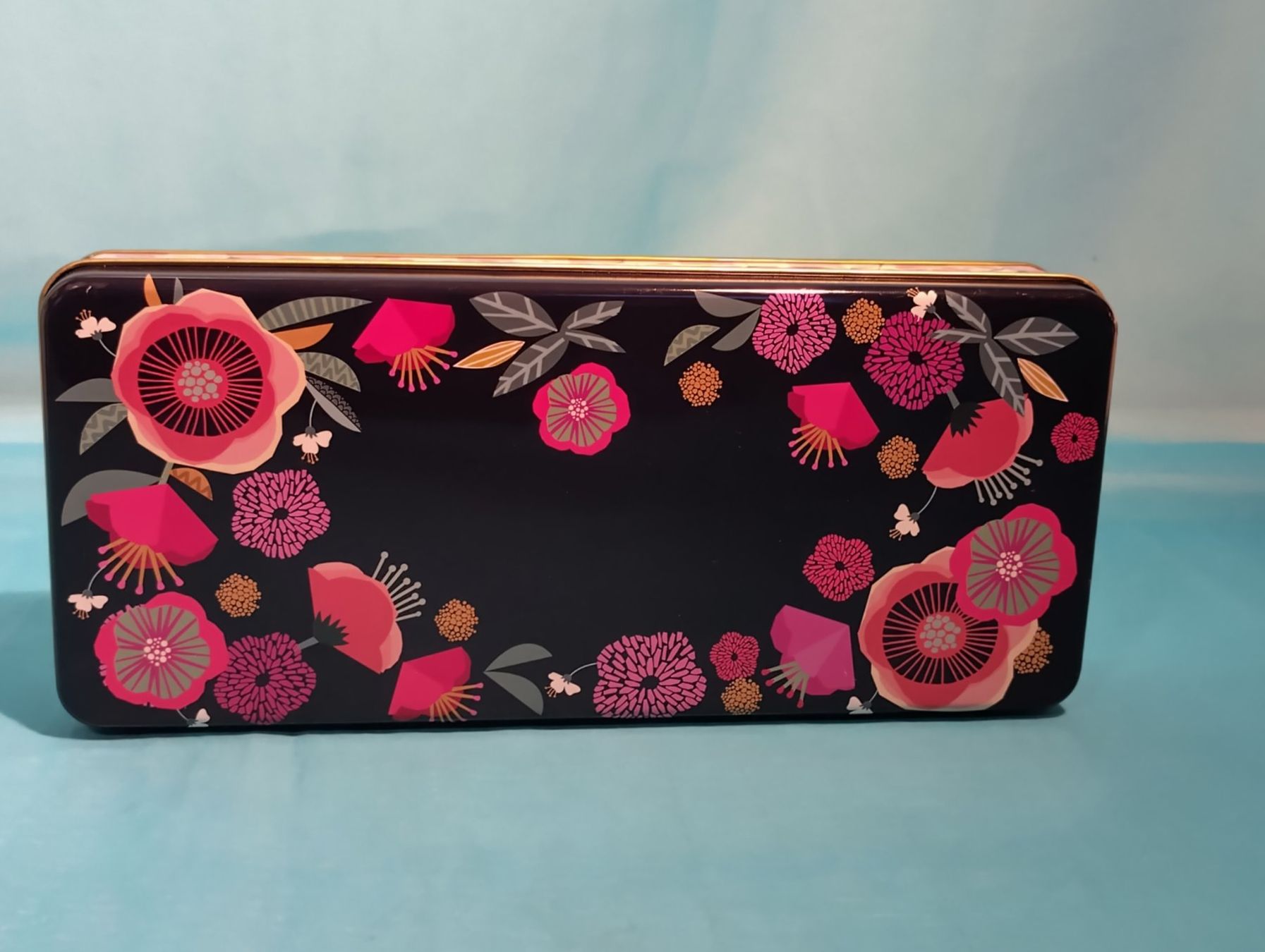 Altro in Decorazioni & Accessori: Blechbüchse, Blumen, blauer Hintergrund, Laura Darrington – Usato da Bellach venduto da JingleCherry 3