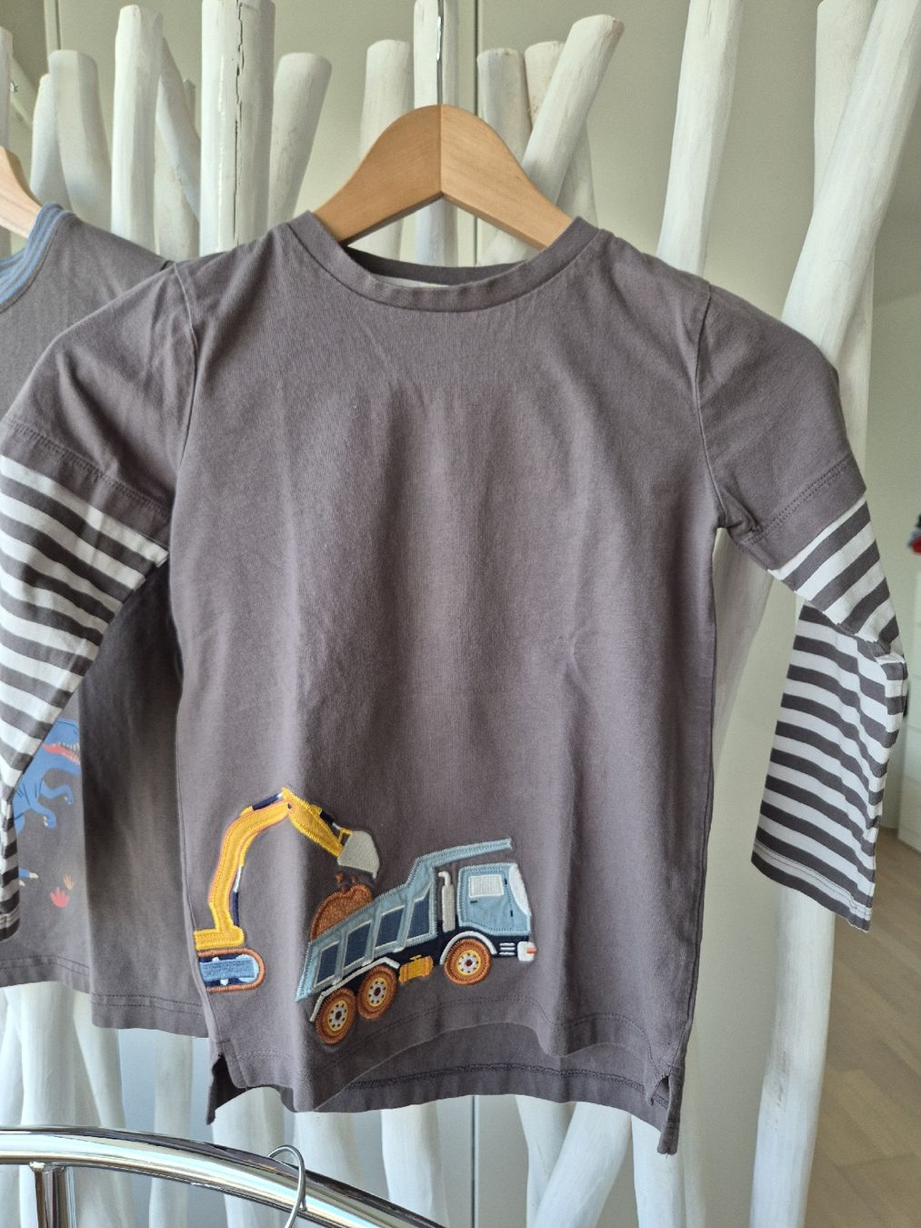 Pullover & Sweatshirts: Langarmshirt-Set Gr. 128, Dinos Bagger, Top Quali – Gebraucht aus Zollikerberg von ExcellenceInProducts 1