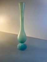 Joli vase vintage soliflore en verre opaline bleu