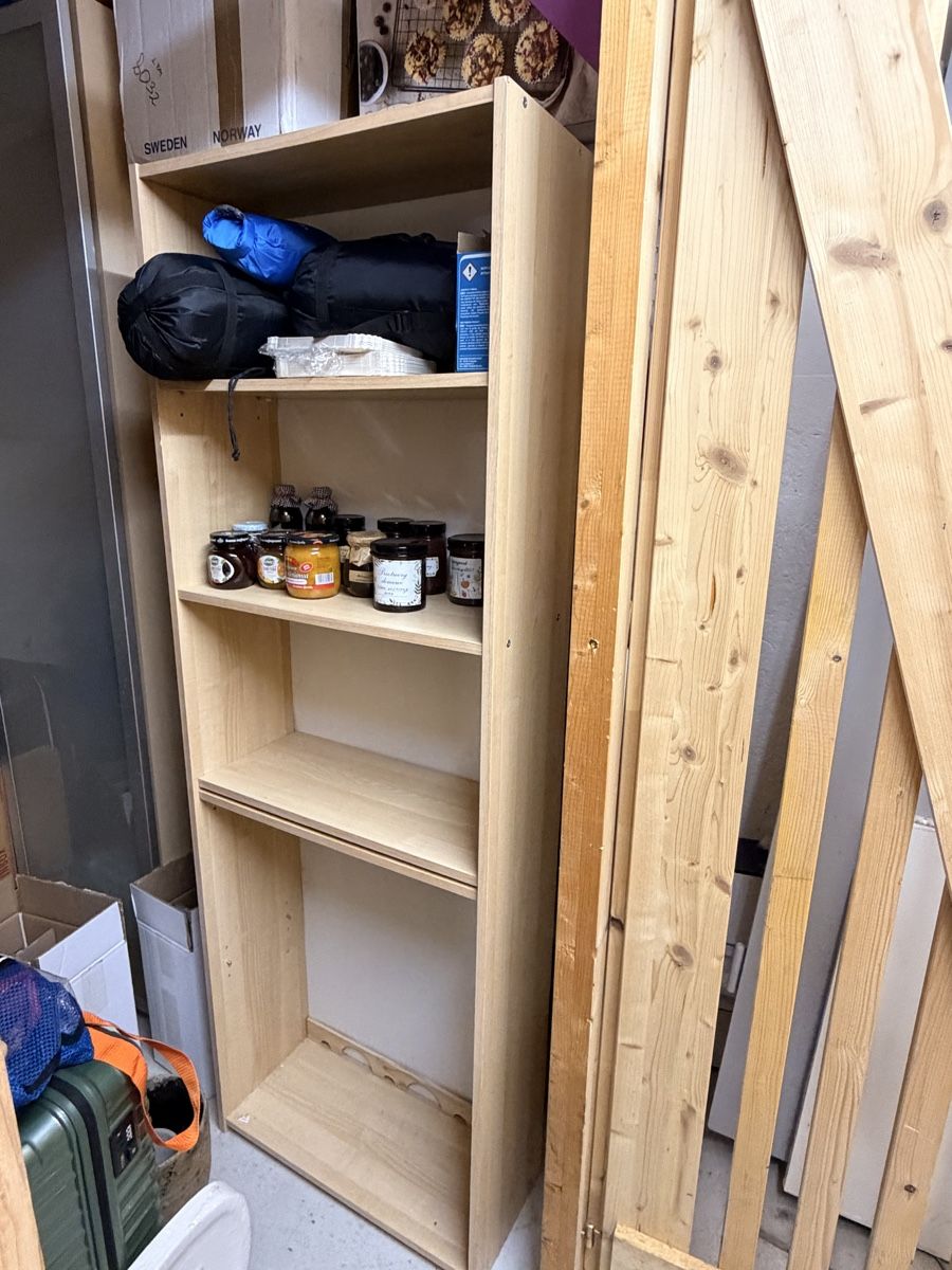 Scaffali: Wooden shelf – Usato da Zürich venduto da Aleksandra_st