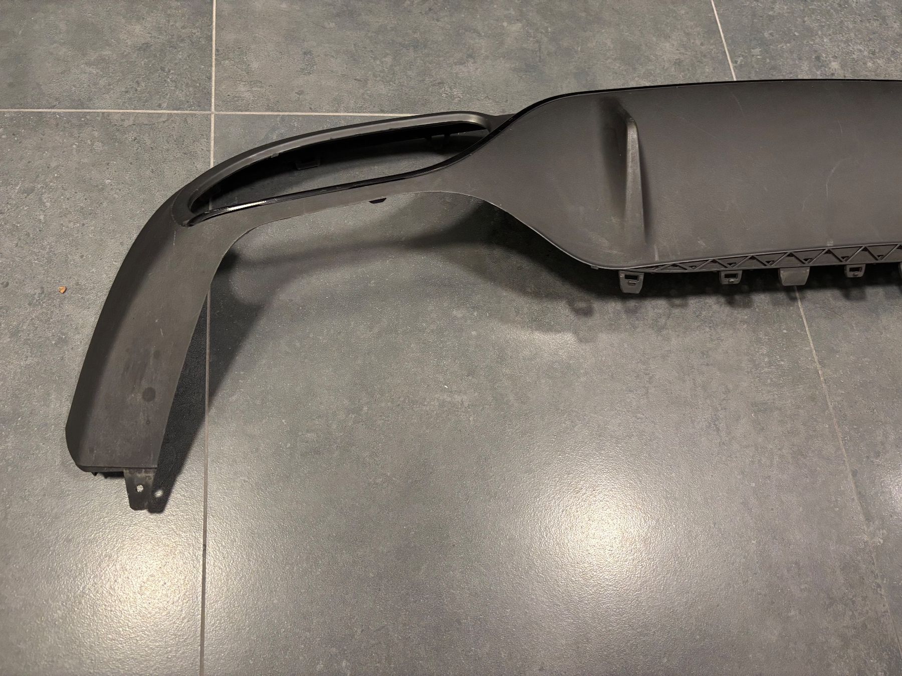 Duftöldiffusoren: Original Mercedes Benz E43 AMG Limousine Heckdiffusor Black – Gebraucht aus Lengnau BE von 4ConsultingSolutions 3