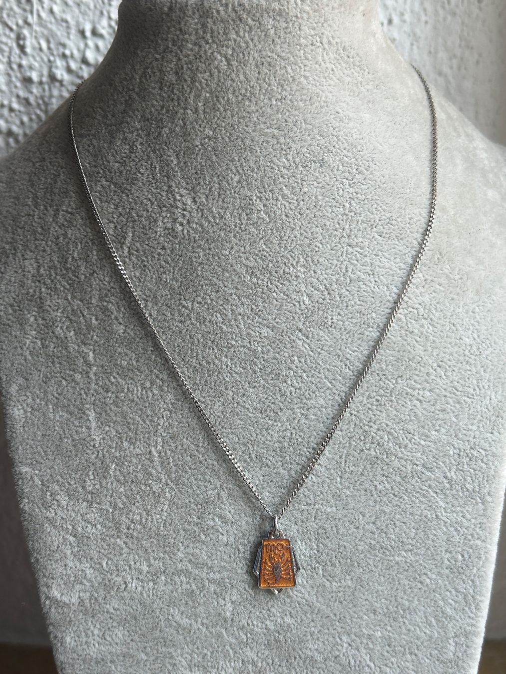 Colliers: Silberkette mit Skorpion Anhänger orange – D'occasion à Laufen par belleskulptur