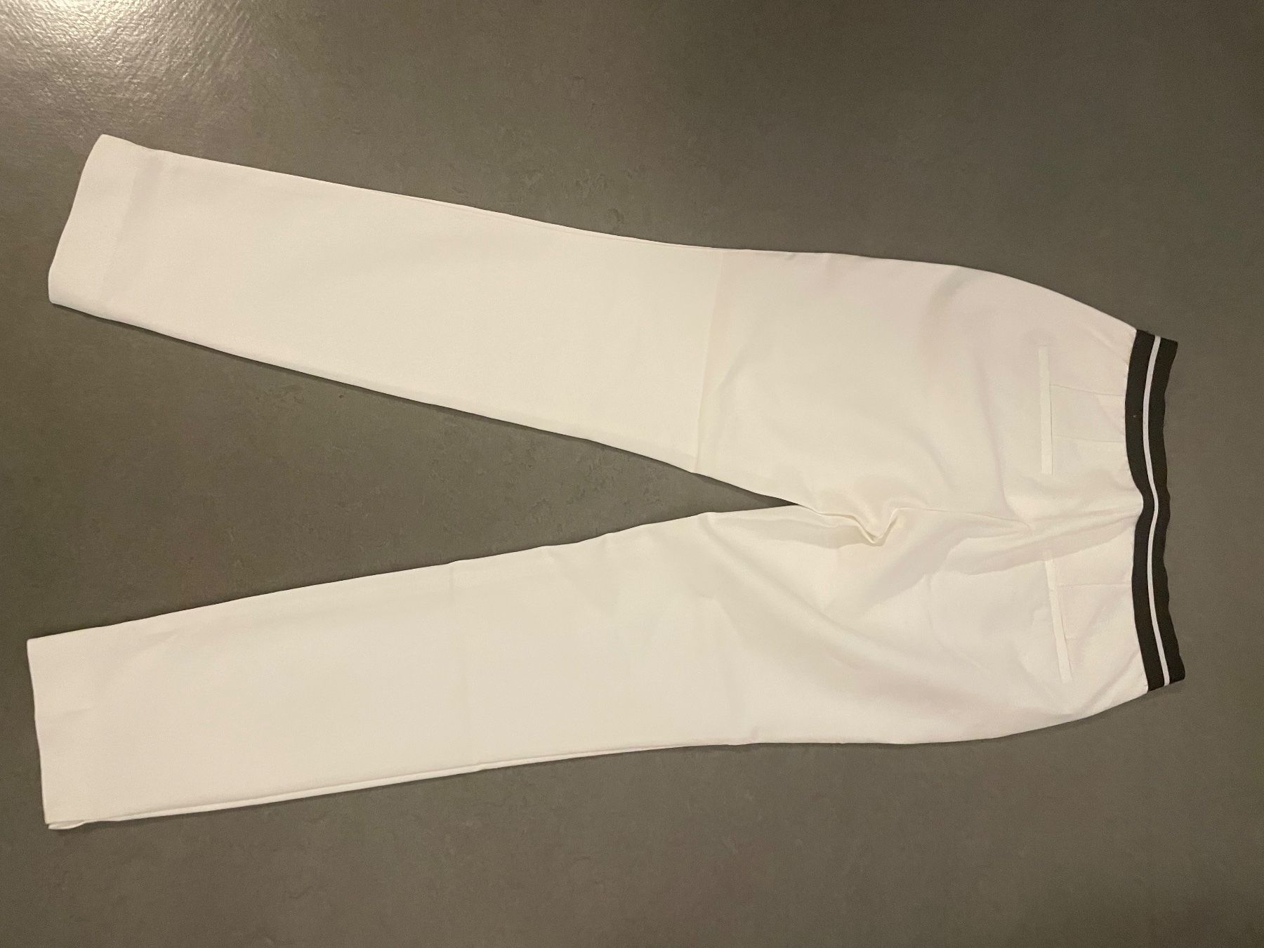 Pantaloni: Zara Stofhose – Usato da Zürich venduto da Ivona3 3