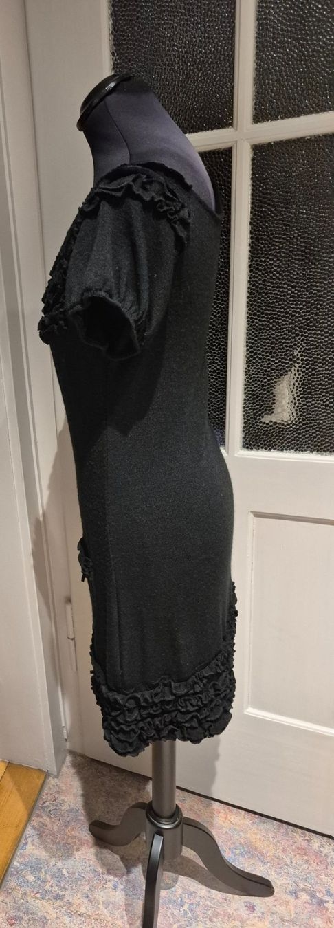 Vestiti: Schwarzes Strickkleid mit Rüschen – Usato da Zürich venduto da Roberto040 1