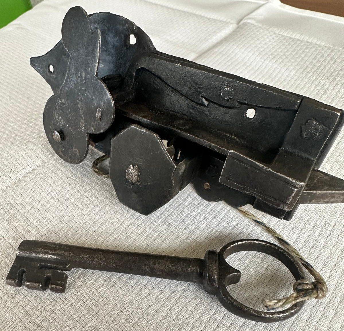 Lucchetti: ANTIKES SCHLOSS MIT SCHLÜSSEL – Usato da Ostermundigen venduto da Wyatt-Earp 1