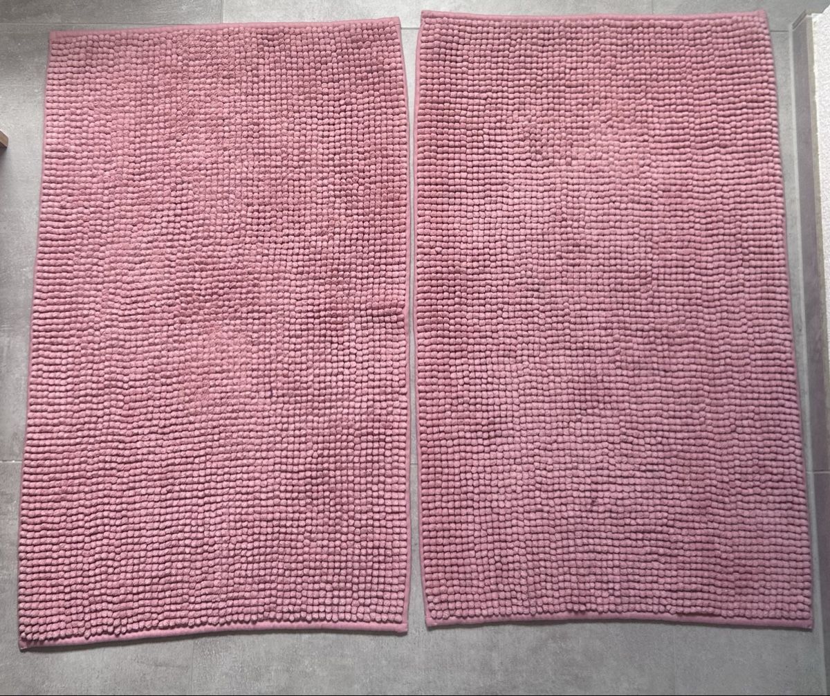 Teppiche: 2 Badteppiche rosa – Gebraucht aus Lengnau BE von rah_zxs6