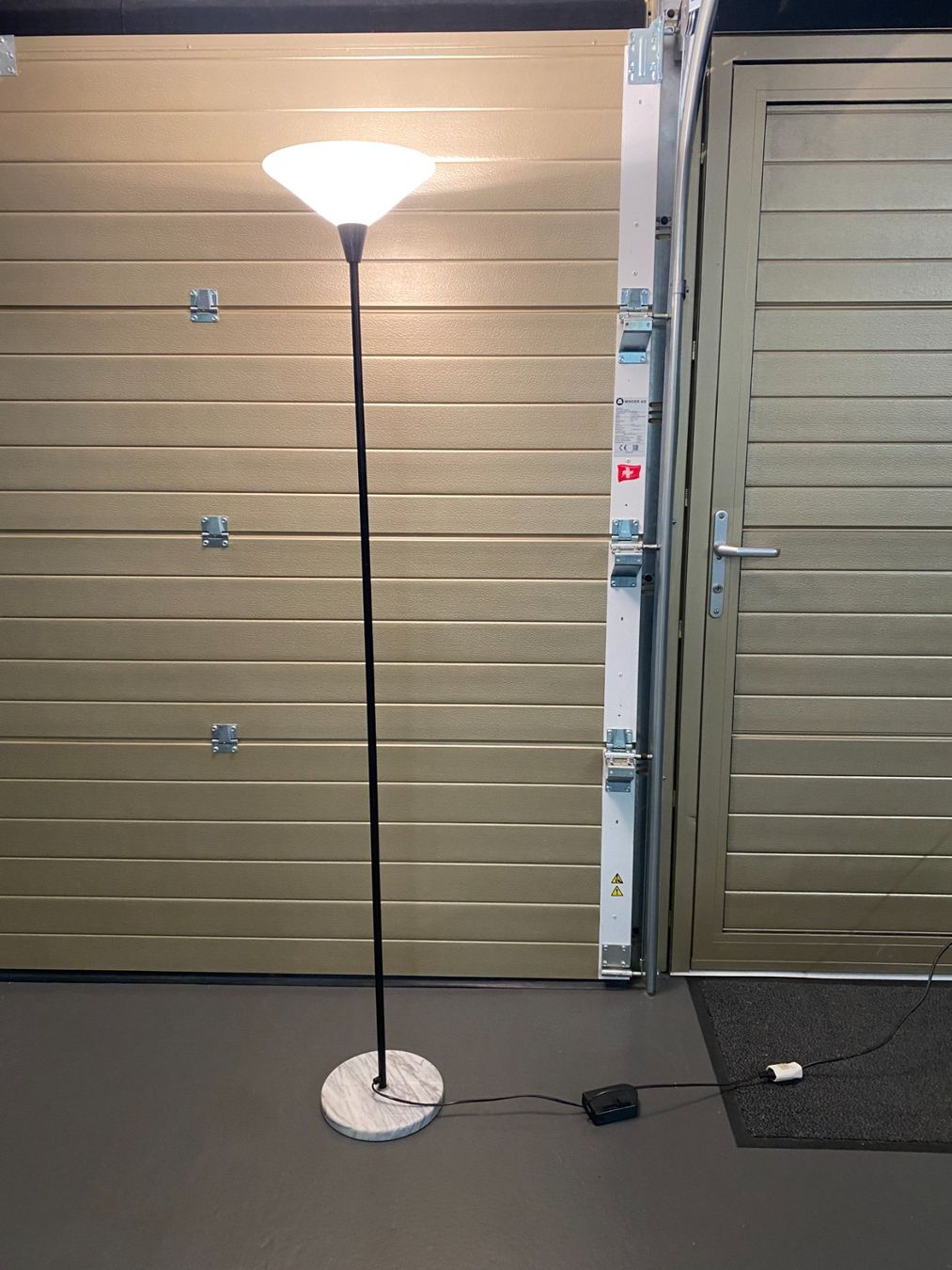 Lampes: Stehlampe dimmbar mit Marmorsockel – D'occasion à Gerolfingen par Regenbogen88