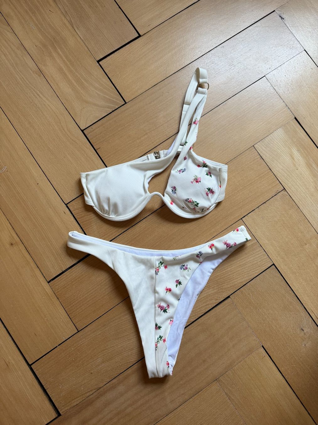 Zaful Maillots de bain & Bikinis: ZAFUL - Bikini weiss geblümt S – D'occasion à Zürich par Diazaio