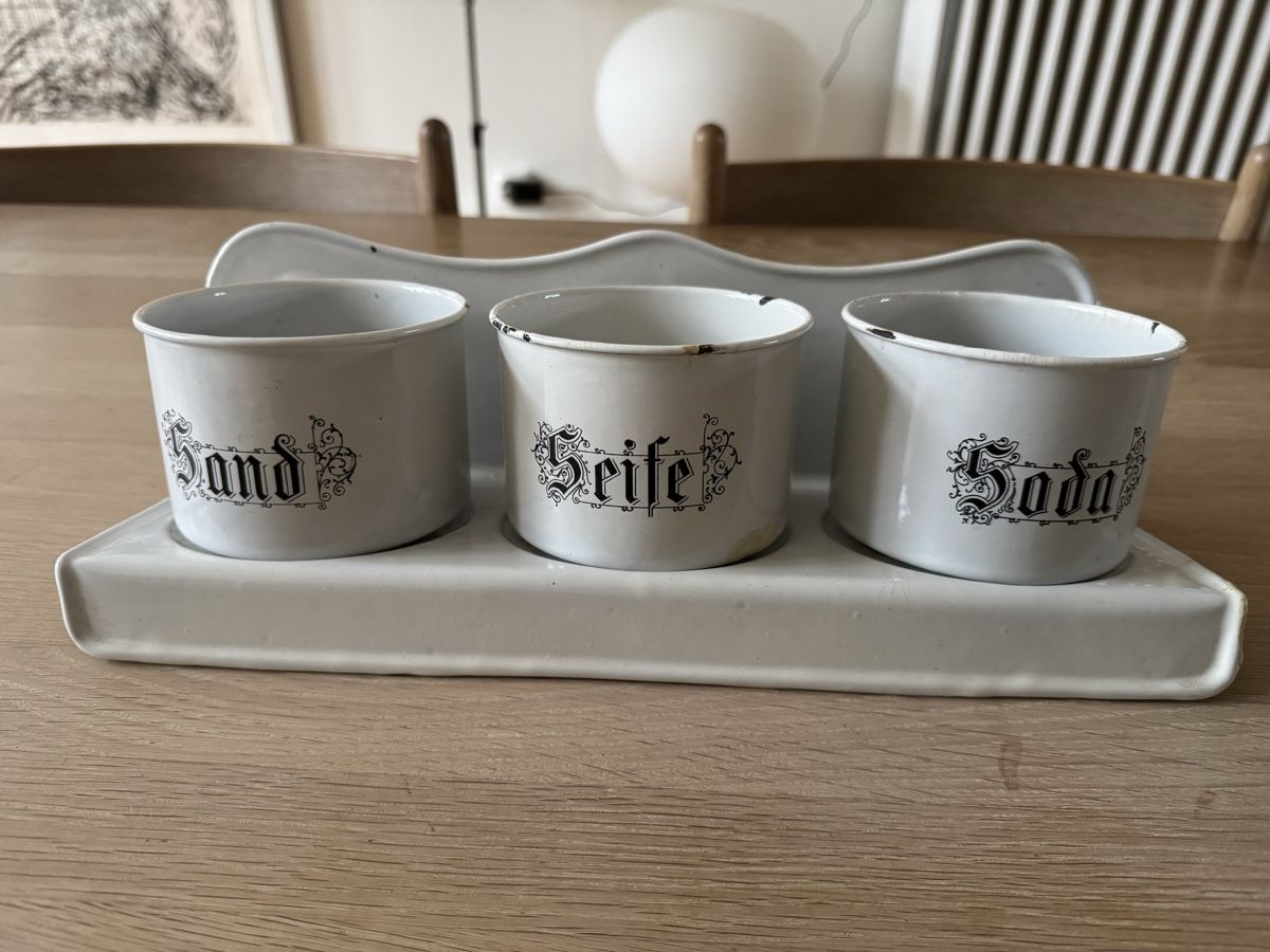 Cucine complete: Vintage Enamel Wall Shelf with 3 Pots – Usato da Basel venduto da FlorinBasel