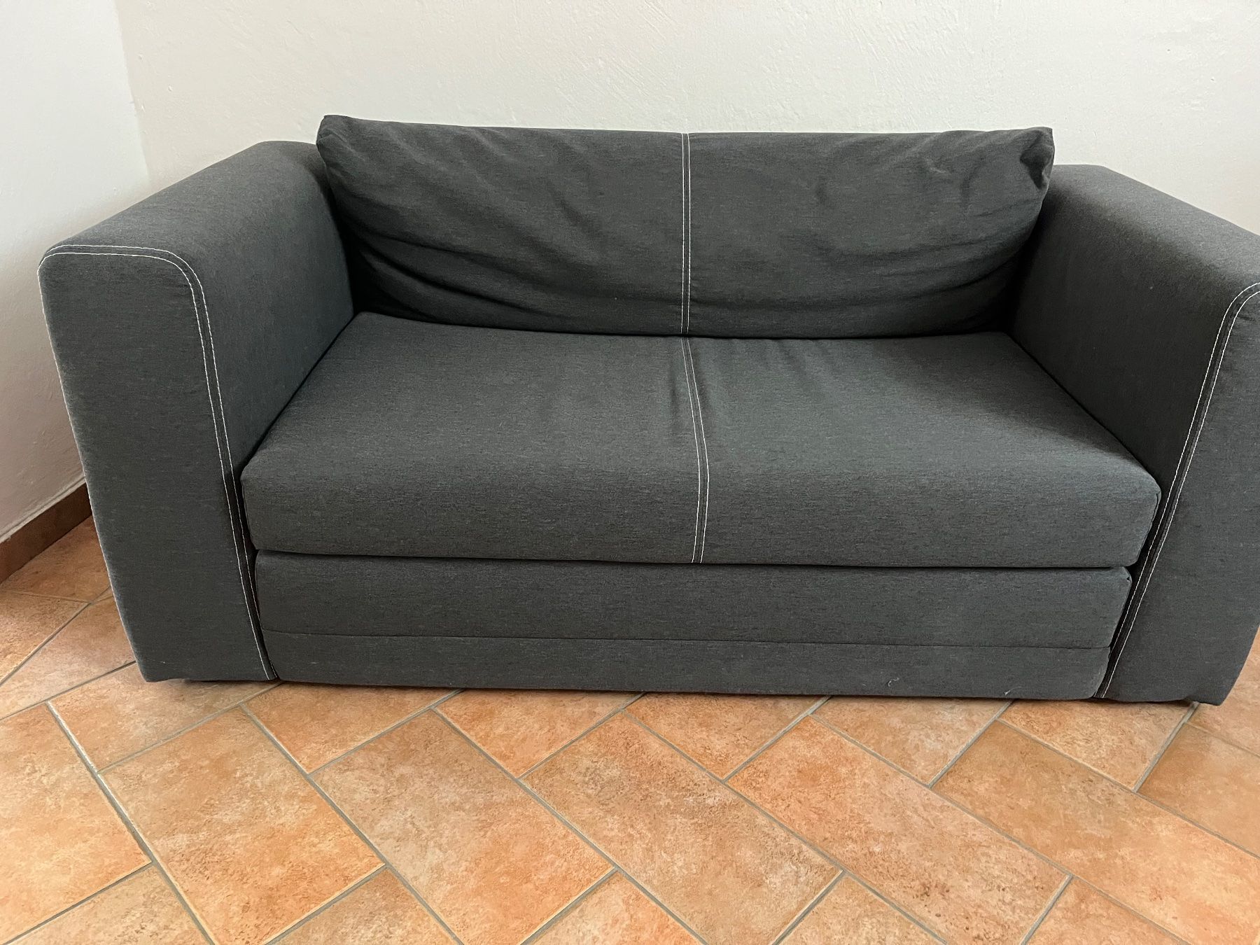 Sofas: Divano piccolo grigio – Gebraucht aus Pambio-Noranco von lau_s8pl