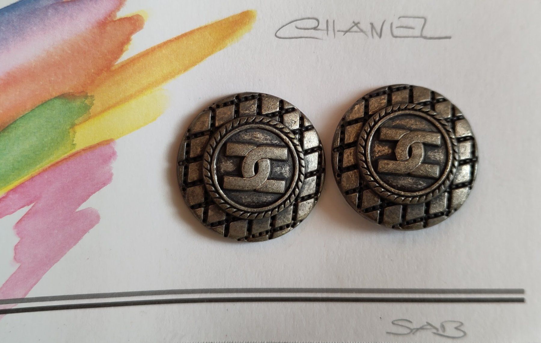 Bottoni: 2 Chanel Knöpfe silbrigfarbig 2.2cm umarbeiten zu Schmuck – Usato da Veltheim AG venduto da Knopftruckli
