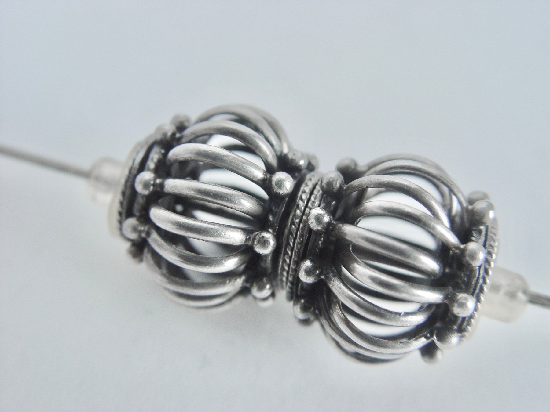 Perles (synthétiques): Zwei bewegliche Silber Perlen (12gr Silber 925) – D'occasion à Henggart par gernli