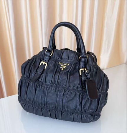 Prada Handtasche aus Leder, schwarz, neuwertig!