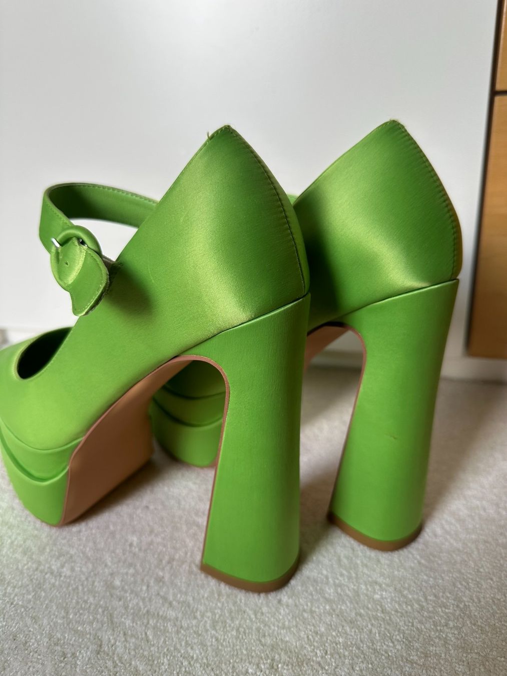 Damenschuhe: Lime Satin Platform Shoes – Neu (gemäss Beschreibung) aus Sevelen von per_w85c