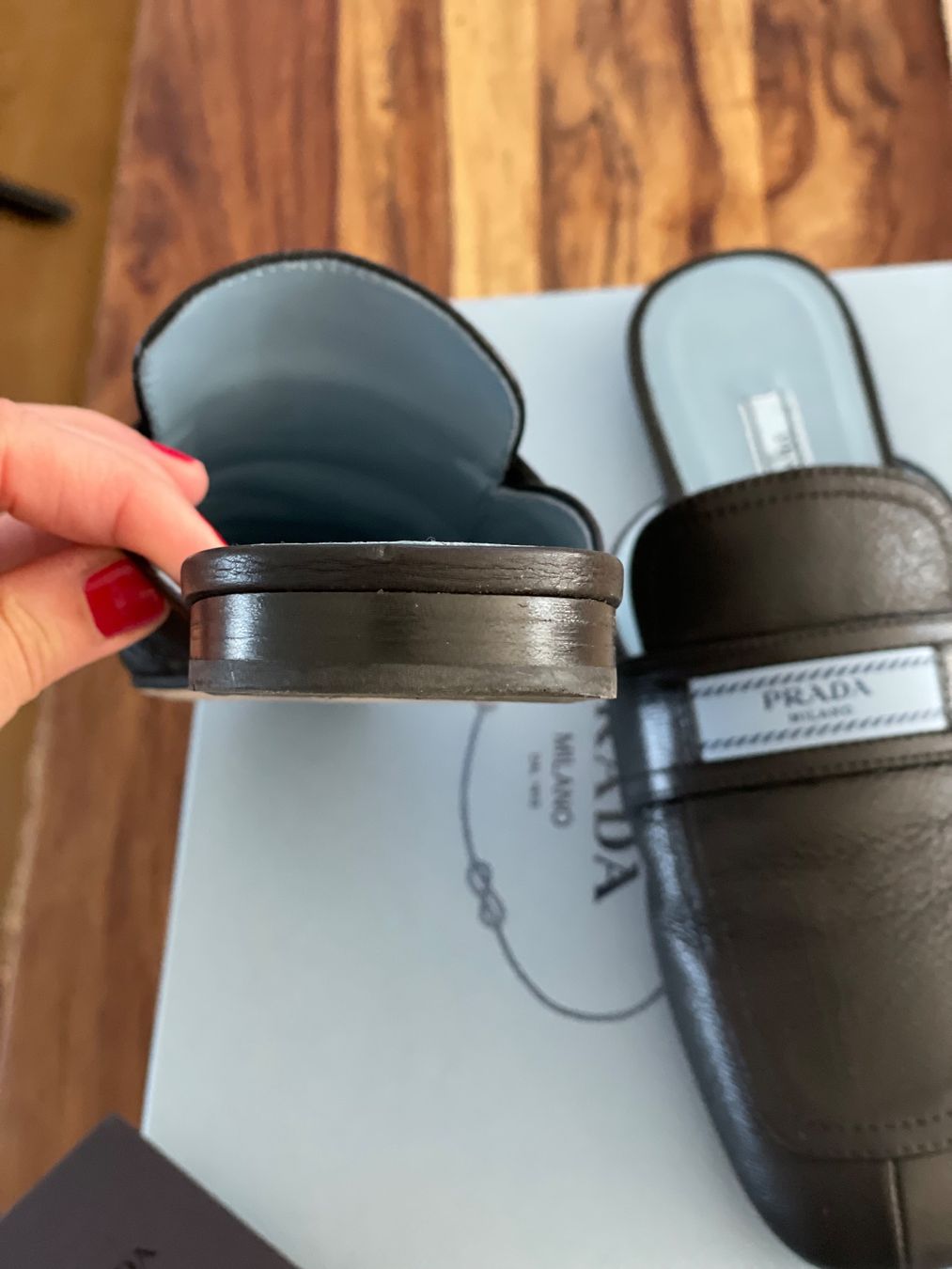 Prada Scarpe da donna: Prada Leder-Mules mit Logo-Patch Neuwertig – Usato da Felben-Wellhausen venduto da begean 2