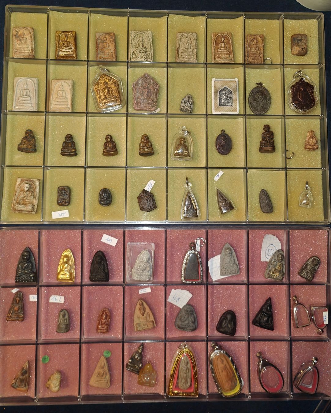 Ciondoli: Thai-Amulett-Sammlung          54 Stk. + Vitrinen – Buddha – Usato da Rothrist venduto da SiddharthaMoon