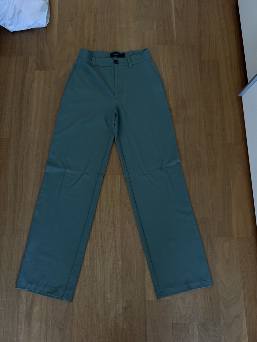 Pull&Bear Hosen: Stoffhose Pull&Bear grün – Gebraucht aus Adligenswil von lor_2zfw