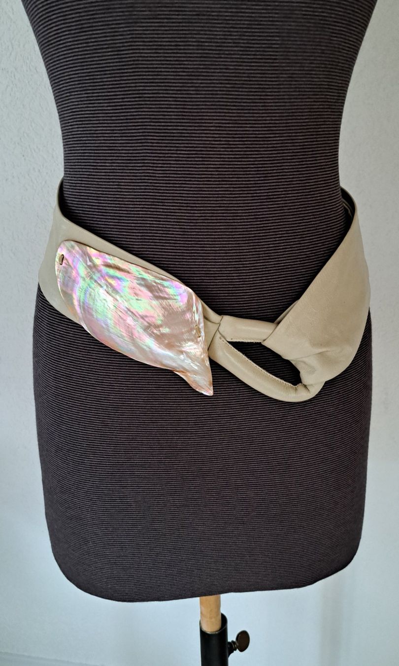 Cinture: Ledergürtel mit Muschelverschluss – Usato da Reutigen venduto da IrisFashion