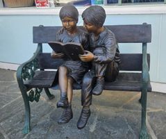 Statue enfants sur banc en bronze (en stock)