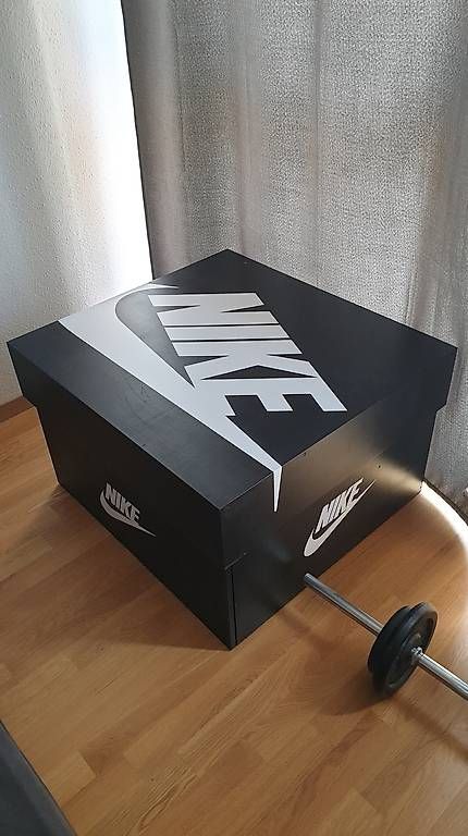 Scarpe da uomo: Nike Sneakerbox (79x73x48) – Usato da Basel venduto da redzmaja