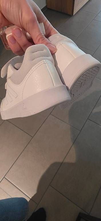 Scarpe per ragazzi: Adidas Hallenschuhe Gr. 30 – Usato da Aarburg venduto da vere86 2