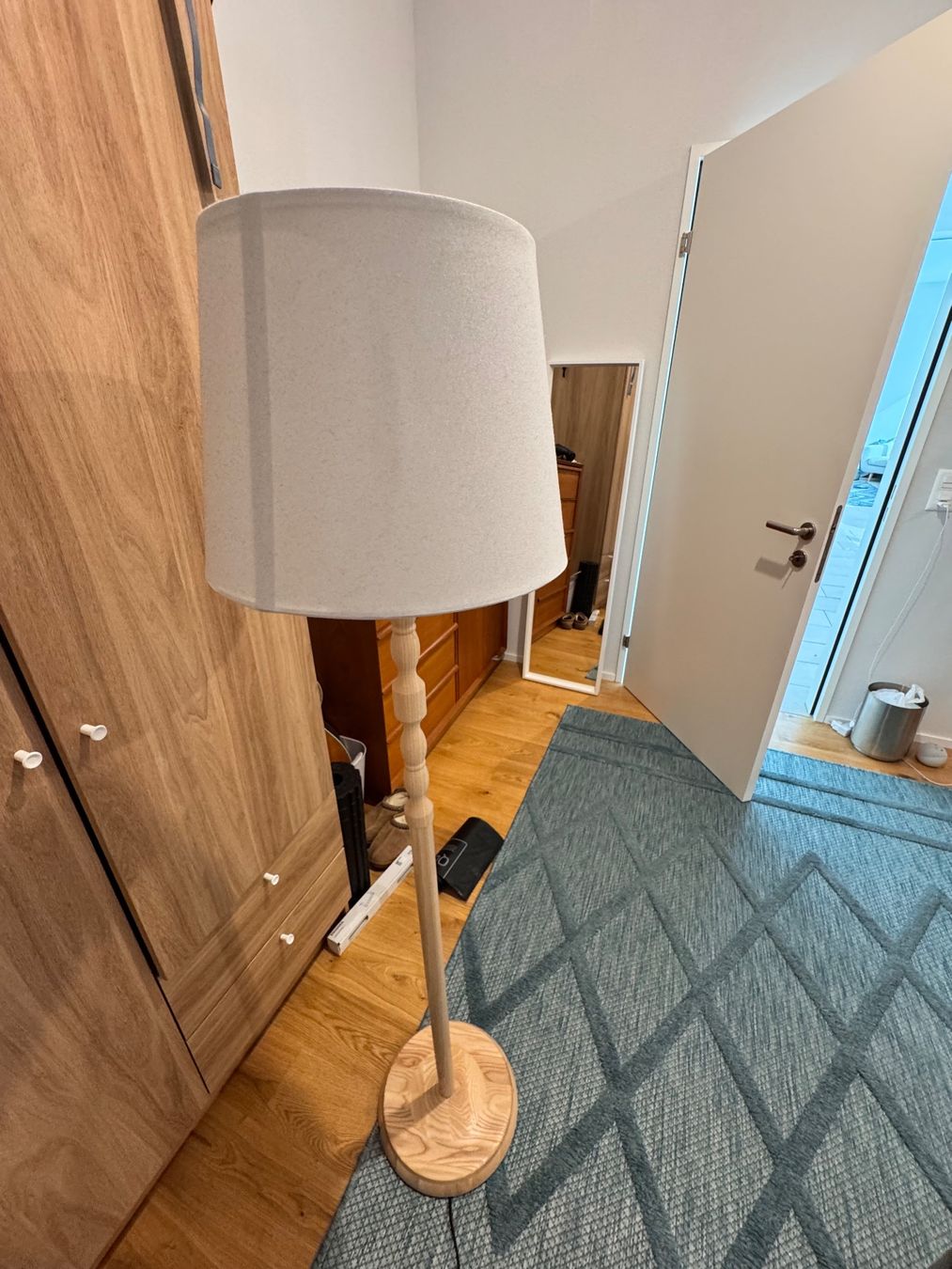 Ikea Lampade: Moderne IKEA Stehlampe aus Holz mit Stoffschirm – Usato da Horgen venduto da alj_l7yt 2