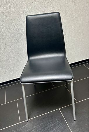 Zeitlose Esszimmerstühle schwarzes Leder mit Metallfüssen