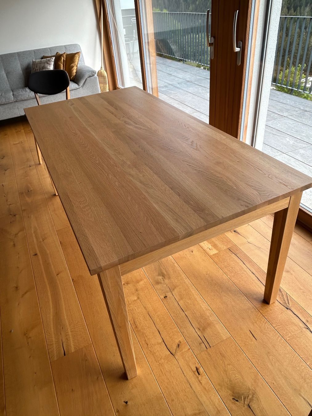 Tables: Esstisch Eichenholz ausziehbar mit 10 Stühlen – D'occasion à Flims Waldhaus par sim_hnr8 2