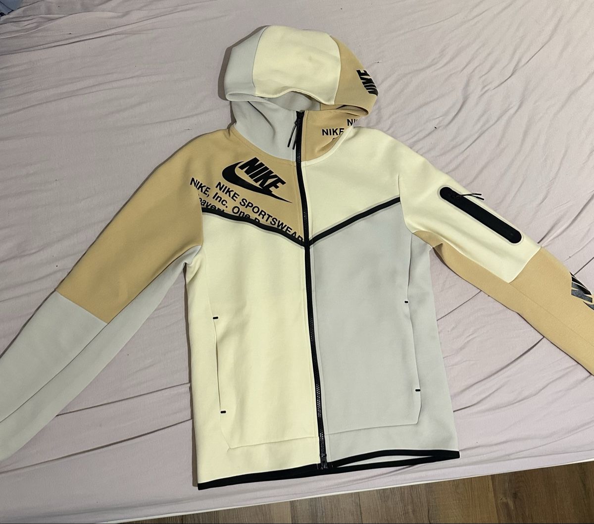 Nike Anzüge, Sport- & Funktionsanzüge: Nike Tech fleece – Neu und originalverpackt aus Gossau SG von nin_98jx 1