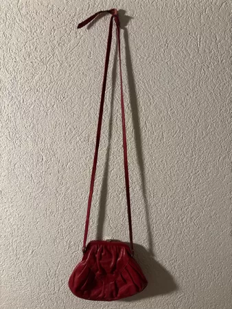 Sac à main bandoulière cuir rouge état d'usage vintage